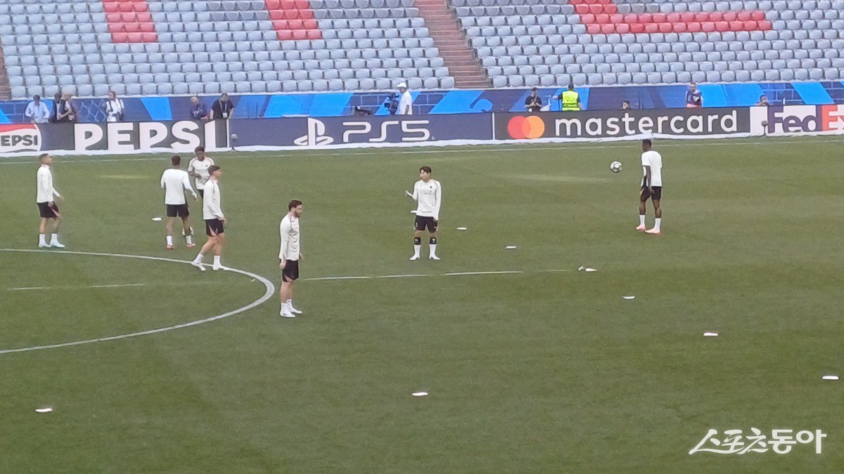 PSG 이강인(오른쪽 2번째)이 31일(한국시간) 독일 뮌헨 알리안츠 아레나에서 진행된 UCL 파이널 공식훈련 도중 동료들과 대화하고 있다. 뮌헨(독일)|남장현 기자