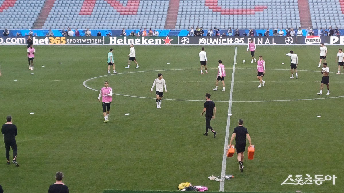 이강인을 비롯한 PSG 선수들이 31일(한국시간) 독일 뮌헨 알리안츠 아레나에서 진행된 UCL 파이널 공식훈련에서 패스 위주의 간단한 미니게임을 진행하고 있다. 뮌헨(독일)|남장현 기자