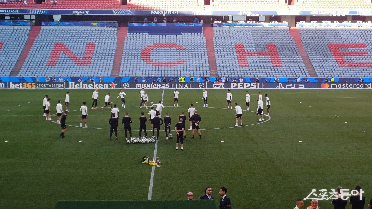 이강인을 비롯한 PSG 선수들이 31일(한국시간) 독일 뮌헨 알리안츠 아레나에서 진행된 UCL 파이널 공식훈련에서 볼 빼앗기를 하며 몸을 풀고 있다. 뮌헨(독일) |남장현 기자
