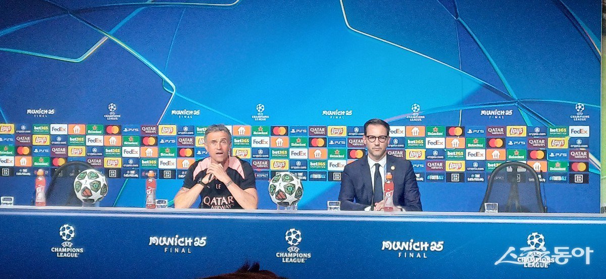 PSG 루이스 엔리케 감독(왼쪽)이 31일(한국시간) 독일 뮌헨 알리안츠 아레나에서 진행된 공식훈련에서 취재진의 질문에 답하고 있다. 뮌헨(독일)|남장현 기자