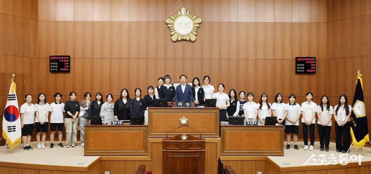 김연균 의장이 5월 30일 청소년들이 일일 시의원 및 시 공무원이 되어 의사진행 과정을 직접 체험하는 ‘청소년 의회교실’을 개최하고 기념촬영 하고있다. 사진제공ㅣ의정부시의회