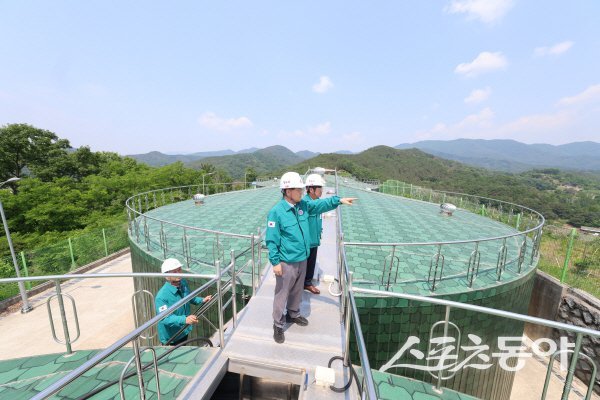 김하수 청도군수가 수돗물 누수 예방과 안정적 급수체계 구축을 위한 현장 활동을 하고 있다. 사진제공 ㅣ 청도군