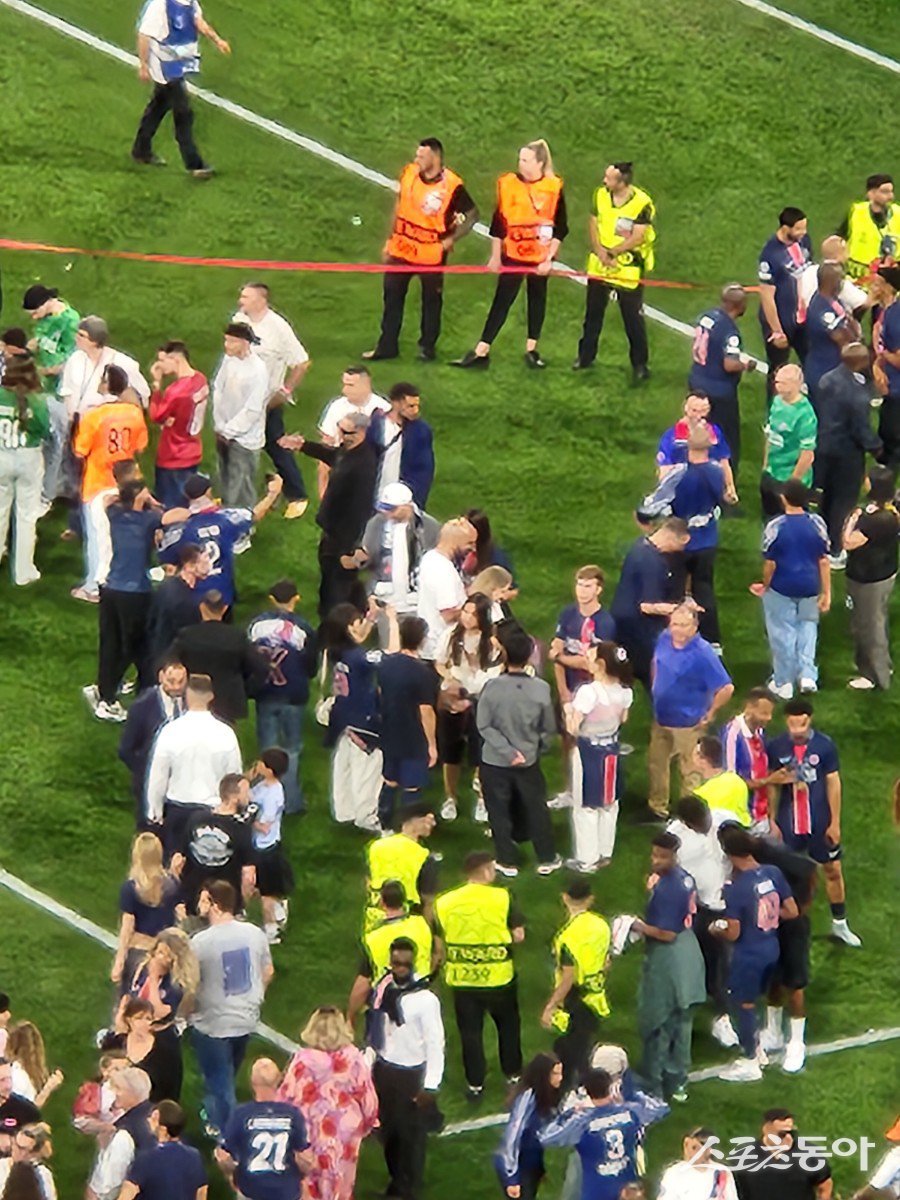 PSG 선수들이 1일(한국시간) 독일 뮌헨 알리안츠 아레나에서 열린 UCL 결승전에서 우승한 뒤 가족들과 기쁨을 함께 나누고 있다. 뮌헨(독일)|남장현 기자