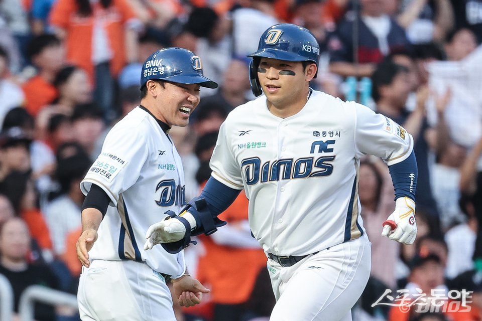 NC 오영수(오른쪽)는 1일 창원NC파크에서 열린 ‘2025 신한 SOL Bank KBO 리그’ 한화와 주말 3연전 마지막 경기에서 6회말 대타로 교체 출전했다. 역전 결승 만루포를 터트려 팀 승리에 혁혁한 공을 세웠다. 사진제공｜NC 다이노스