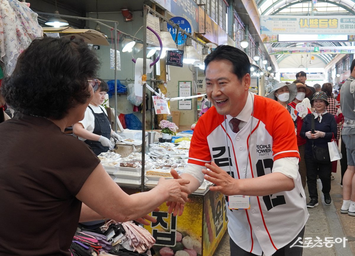 장동혁 중앙선대위 종합상황실장(충남 보령·서천 국회의원)은 이날 오전 11시 30분 조치원 전통시장을 찾아 지원 유세를 펼치고 시장을 순회하며 시민들과 만났다. 사진제공|국민의힘 세종시 선거대책위원회
