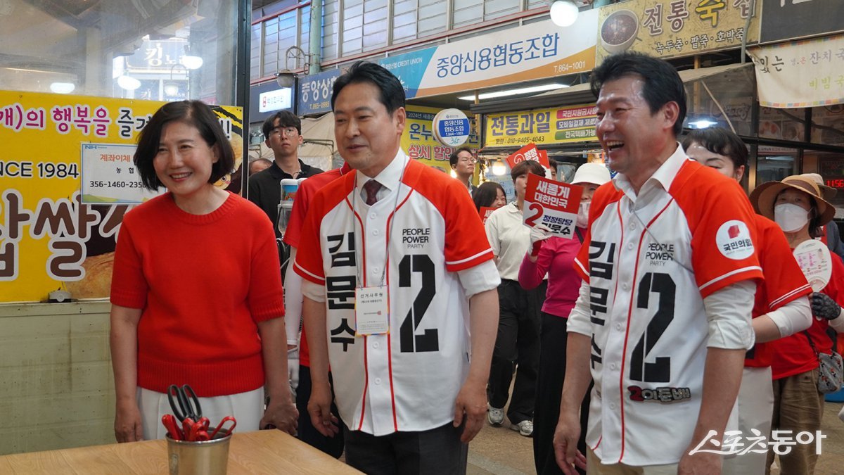 장동혁 중앙선대위 종합상황실장(충남 보령·서천 국회의원)은 이날 오전 11시 30분 조치원 전통시장을 찾아 지원 유세를 펼치고 시장을 순회하며 시민들과 만났다. 사진제공|국민의힘 세종시 선거대책위원회