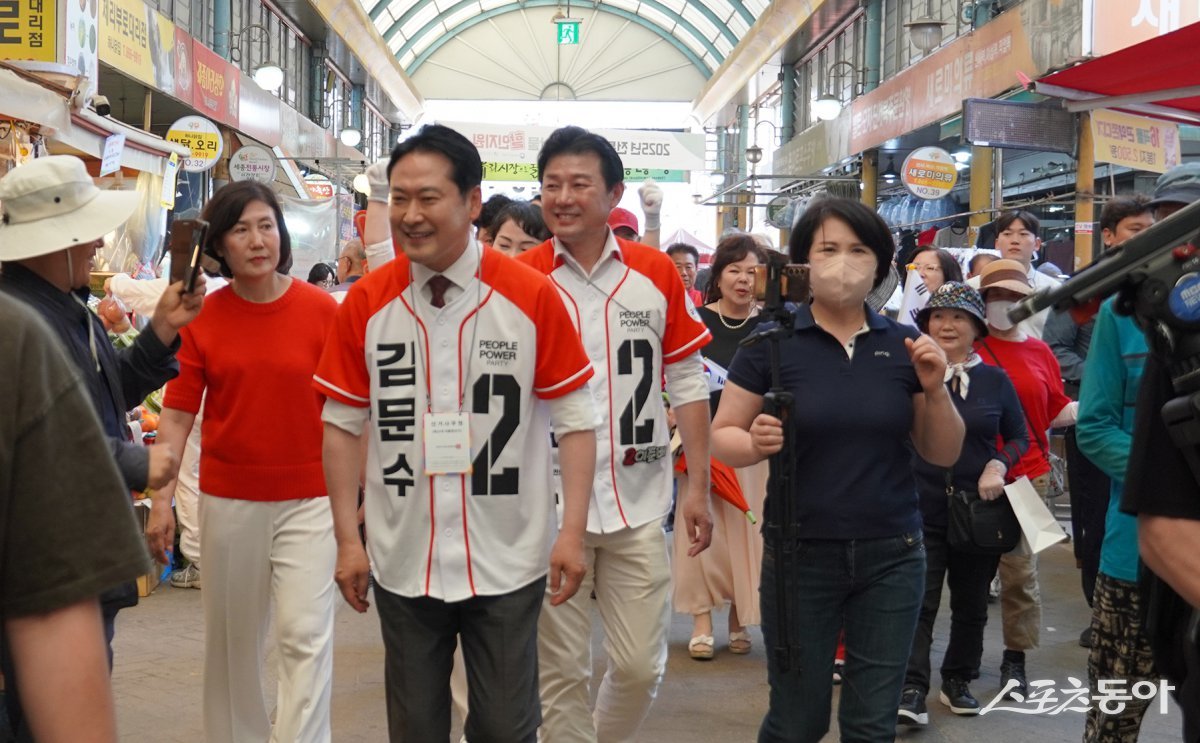 장동혁 중앙선대위 종합상황실장(충남 보령·서천 국회의원)은 이날 오전 11시 30분 조치원 전통시장을 찾아 지원 유세를 펼치고 시장을 순회하며 시민들과 만났다. 사진제공|국민의힘 세종시 선거대책위원회