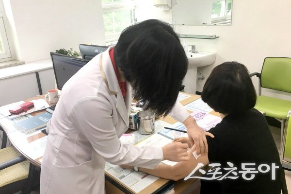 청송군이 산불피해 임시주거시설 이재민을 위해 선제적 코로나19 예방접종을 실시하고 있다. 사진제공 ㅣ 청송군