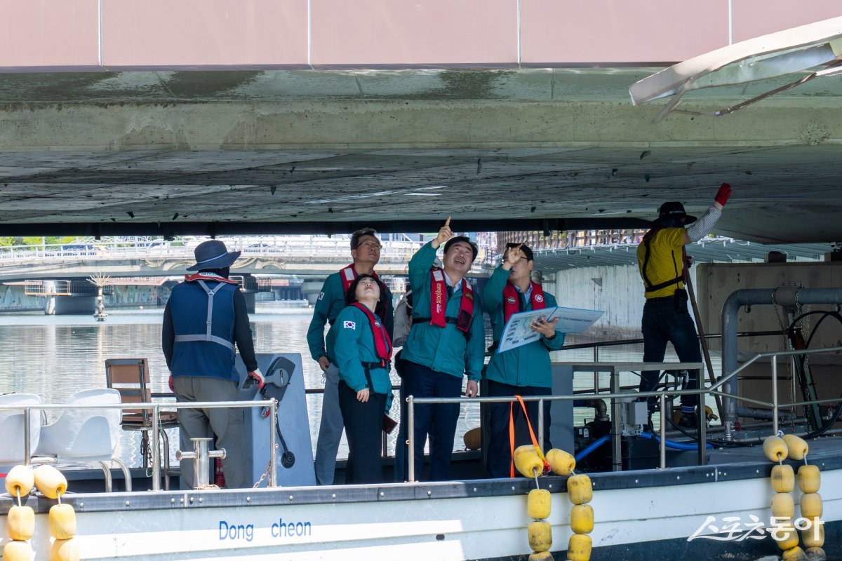 김영욱 부산진구 구청장이 지역의 재해 예방을 위해 지난달 22~30일 집중안전점검 기간으로 정해 재난취약시설 9개소를 대상으로 시설별 안전관리 실태를 점검하고 있다. (사진제공=부산진구)