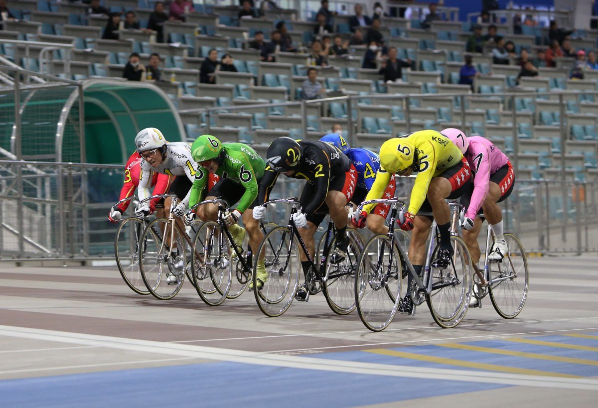 광명스피돔에서 선수들이 결승선을 앞두고 치열한 접전을 벌이고 있다       사진제공 ｜국민체육진흥공단