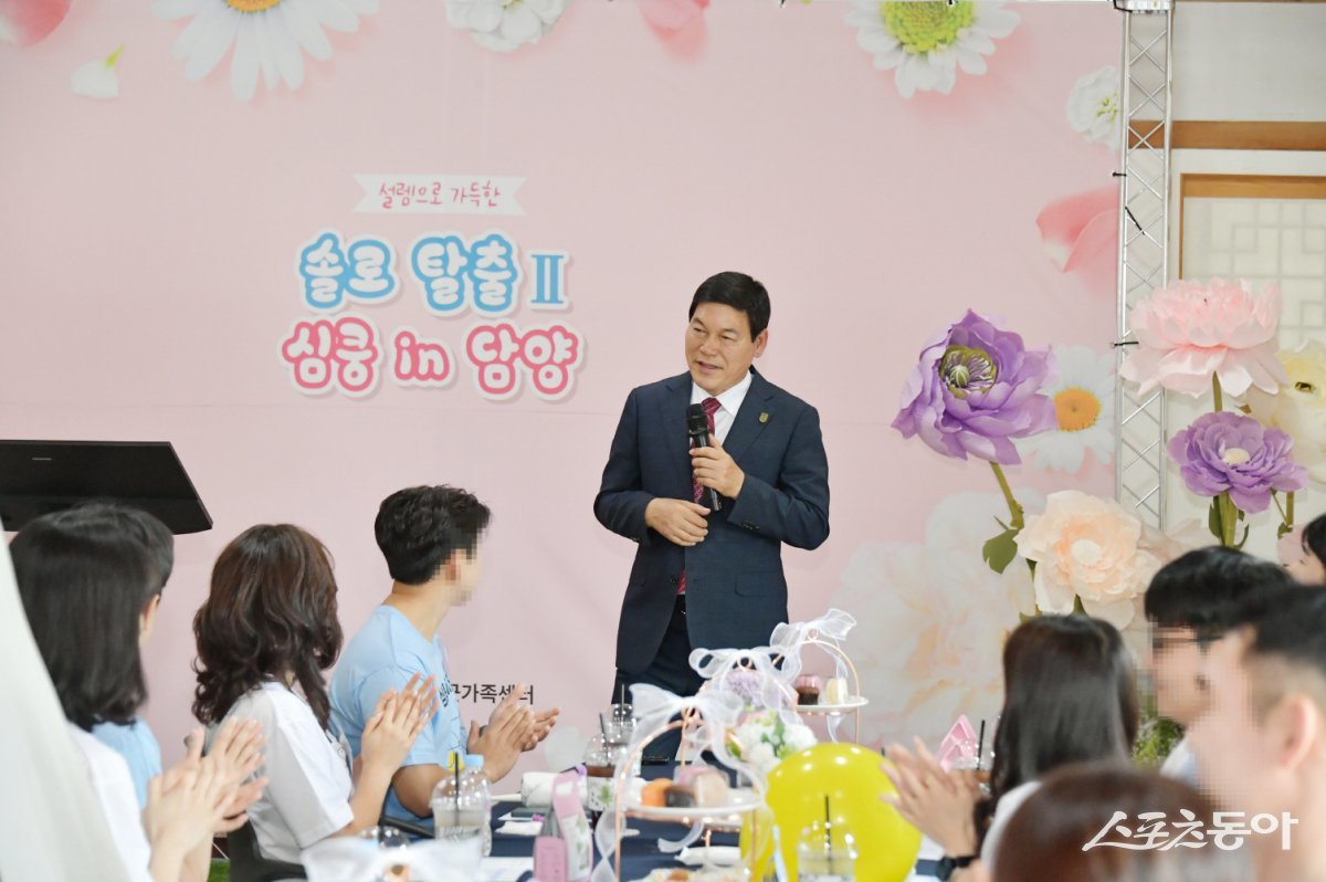 최근 열린 청춘어울림한마당 ‘솔로탈출Ⅱ, 심쿵 in 담양’에 참석해 인사말을 하고 있는 정철원 담양군수. 사진제공=담양군