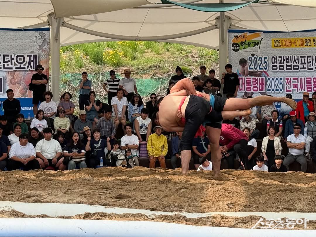 지난 5월 30일부터 6월 1일까지 3일간 영광법성포단오제전수교육관 앞 씨름경기장에서 열린 ‘2025 영광법성포단오제 씨름왕대회’와 ‘대통령배 2025 전국씨름왕 전라남도선발대회’. 사진제공=영광군