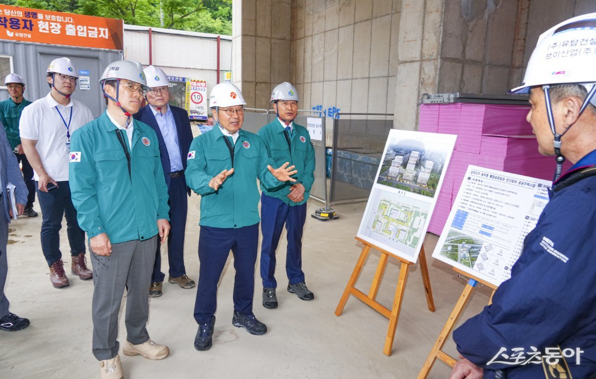 강기정 광주광역시장이 2일 오후 서구 상무지구 통합공공임대주택 건립사업 공사현장을 찾아 건설현장 안전사고 예방을 위해 ‘민·관 합동 안전점검’을 실시하고 있다. 사진제공=광주광역시