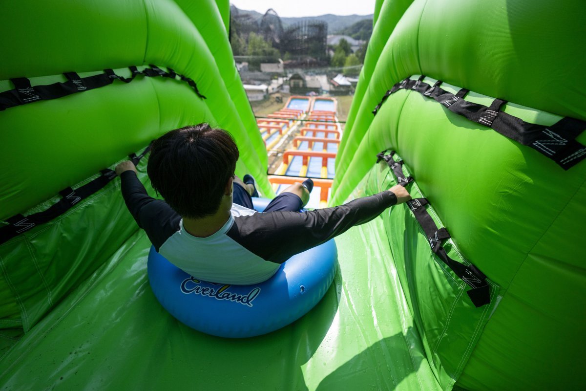에버랜드 여름축제 신규 슬라이드 ‘워터 버스터’의 스플래쉬 슬라이드      사진제공｜에버랜드