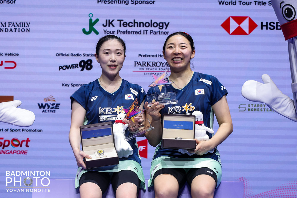 김혜정(왼쪽)-공희용이 1일(한국시간) 칼랑의 싱가포르체육관에서 벌어진 2025싱가포르오픈 마지막 날 여자복식 금메달을 목에 걸고 기뻐하고 있다. 한국배드민턴의 이 대회 34년만의 여자복식 금메달이다. 공교롭게도 종전 금메달리스트 정소영 성심여고 감독-정명희 화순군청 감독 중 정소영 감독은 김혜정의 어머니다. 사진제공│대한배드민턴협회