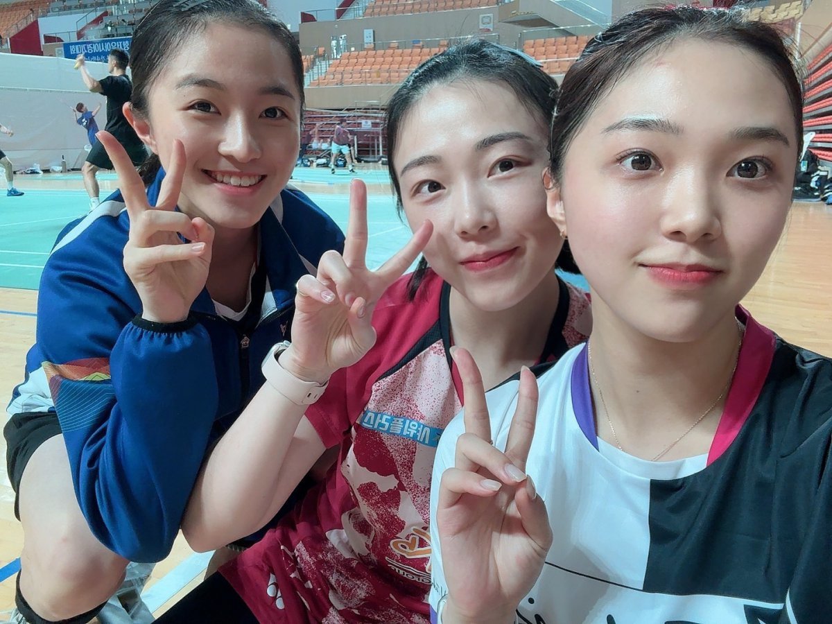 1992바르셀로나올림픽 여자복식 금메달리스트 정소영 성심여고 감독의 세 딸은 모두 대를 이어 라켓을 잡았다. 장녀 김혜정(가운데), 차녀 김소정(오른쪽), 막내 김유정(왼쪽) 모두 실업무대 입성에 성공했다. 김혜정과 김유정은 국가대표로도 활약하고 있다. 사진제공|정소영 성심여고 감독