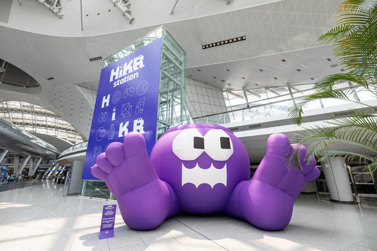 인천국제공항 제1터미널 ‘하이커 스테이션’ 앞에 설치한 하이커 조형물 사진제공|한국관광공사