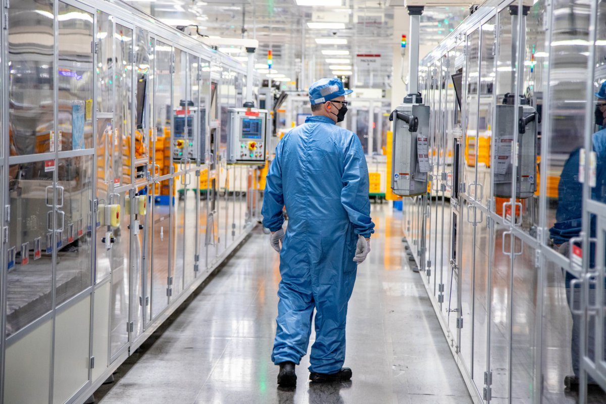 LG에너지솔루션 미시간 홀랜드 공장에서 직원이 배터리 생산 공정을 살펴보고 있다. 사진제공 |LG에너지솔루션