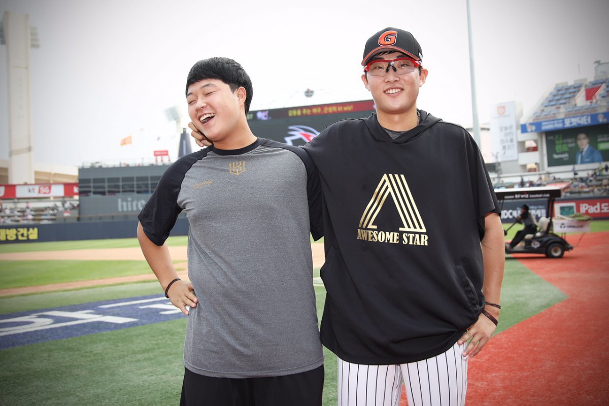 KT 입단 2년차 시절의 박세진(왼쪽)과 롯데 박세웅이 2017년 가을 수원KT위즈파크에서 함께 사진 촬영에 나섰다. 사진제공｜KT 위즈