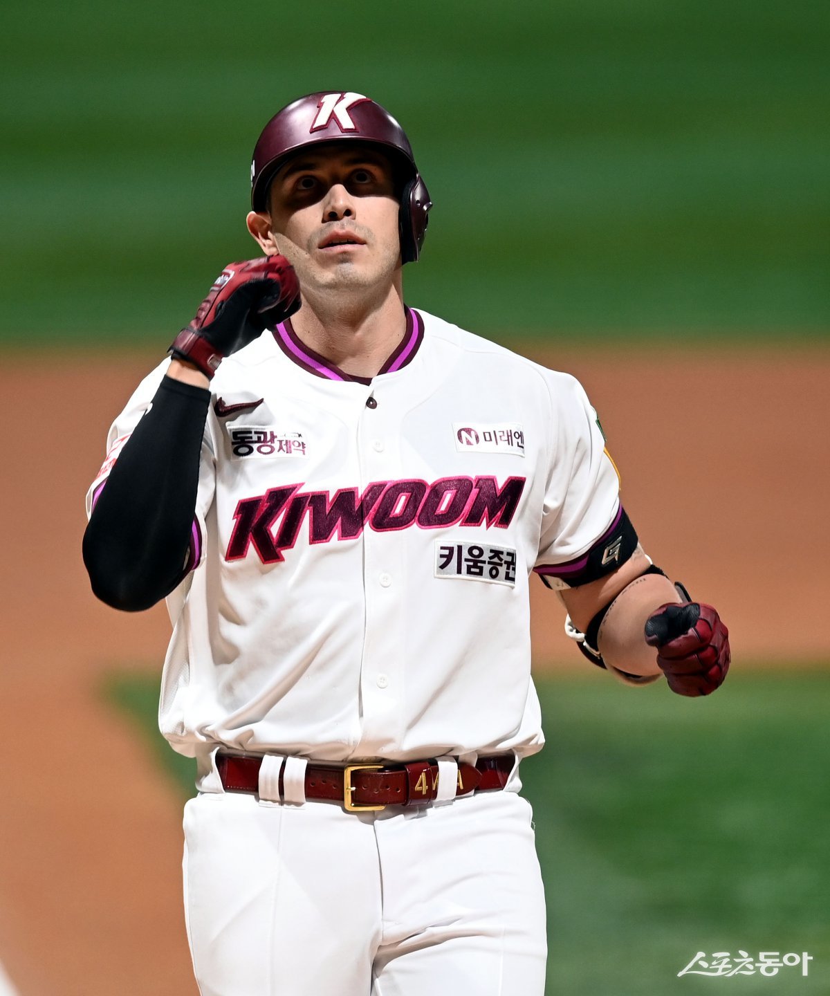 키움 루벤 카디네스가 팔꿈치 부상으로 1군 엔트리에서 제외됐다. 이미 야시엘 푸이그가 웨이버 공시된 상황에서 당분간 외국인타자 없이 라인업을 꾸려야 한다. 외국인타자 2명 체제는 완전한 실패로 봐도 과언이 아니다. 스포츠동아 DB