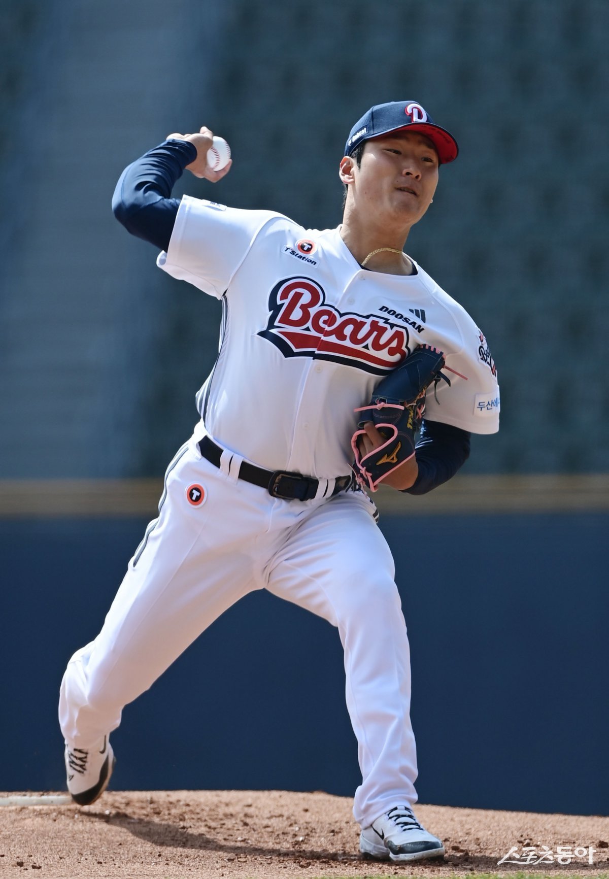 두산 곽빈이 3일 잠실 KIA전에서 올 시즌 첫 등판에 나섰다. 3이닝 1안타 5사사구 6탈삼진 3실점을 기록한 뒤 4회부터 배턴을 넘겼다. 스포츠동아 DB