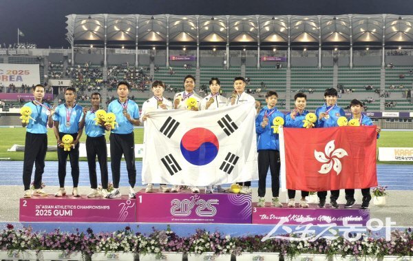 대한민국 육상 국가대표팀이 2025 구미아시아육상선수권대회 시상식서 제일 높은곳에 있다. 사진제공 ㅣ 예천군
