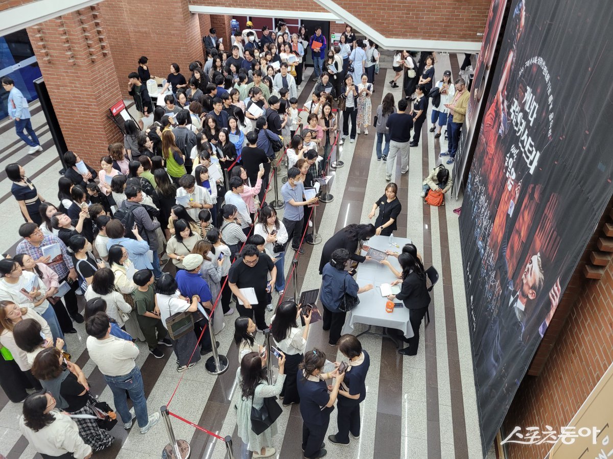 지난달 30일 밤 세계적 피아니스트 손열음의 연주회가 끝난 뒤 열린 사인회에 몰린 관객들. 사짐ㄴ제공ㅣ구미시