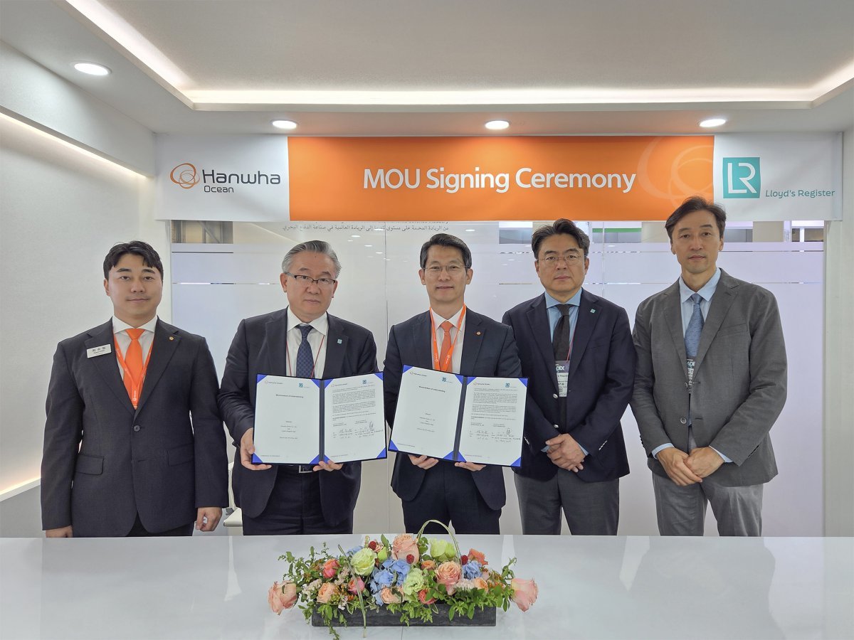 한화오션 특수선해외사업단장 정승균 부사장(가운데)과 로이드 선급 극동아시아 사업총괄 홍충식 부사장(왼쪽에서 두번째) 등 양사 관계자들이 해외 함정수출을 위한 전략적 협력 MOU를 체결한 뒤 기념촬영을 하고 있다. 사진제공 ｜한화오션