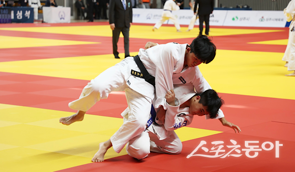 ‘제29회 전국 청소년 유도선수권 대회 및 2025 명실상주 생활체육 전국 유도대회’에서 선수들이 경합하고 있는 모습. 사진제공ㅣ상주시