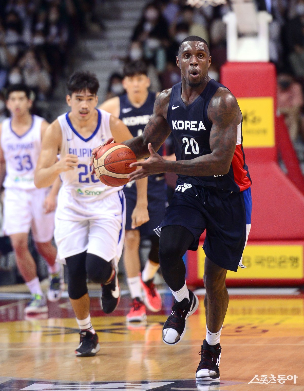 라건아는 2023~2024시즌까지 특별귀화선수 자격으로 활약했다. 남자농구대표팀의 일원으로 경기를 치르고 있는 라건아. 스포츠동아DB