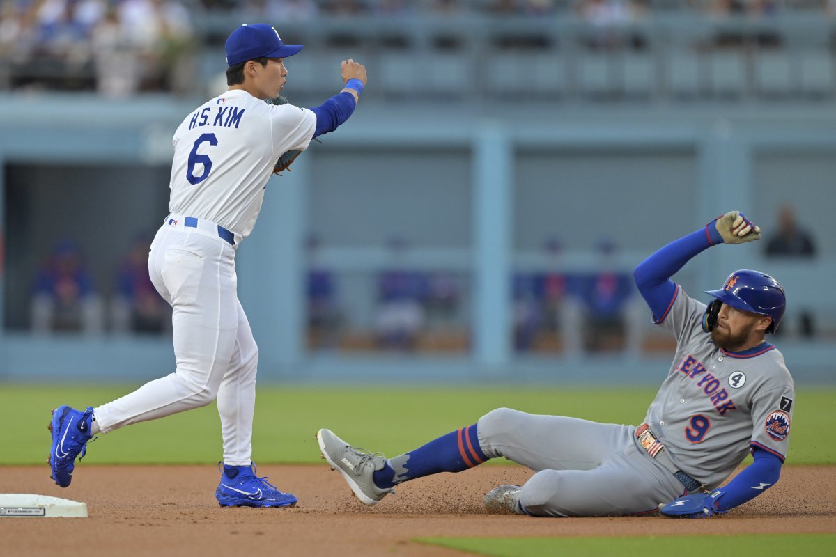 다저스 김혜성이 3일(한국시간) 다저스타디움에서 열린 ‘2025 메이저리그’ 메츠와 홈경기에서 9번타자 유격수로 선발 출전했다. 리그 최강 마무리 디아즈 상대 멀티히트를 기록하는 등 하위 타선에 활력을 불어넣었다. LA|AP뉴시스