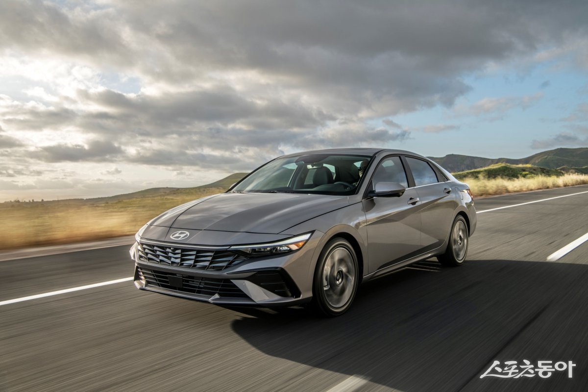 신차 부문에서 2만5천 달러~3만 달러 가격대 최고의 자동차에 선정된 현대차 아반떼. 사진제공 |현대차그룹