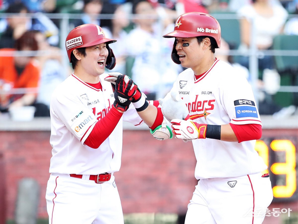 SSG 한유섬(오른쪽)이 3일 인천SSG랜더스필드에서 열린 삼성과 홈 경기에서 1회말 2점 홈런을 터트린 뒤 팀 동료 최정과 함께 기뻐하고 있다. SSG는 6경기 연속 타점을 생산한 한유섬의 맹활약을 앞세워 삼성을 6-4로 꺾었다.  사진제공｜SSG 랜더스