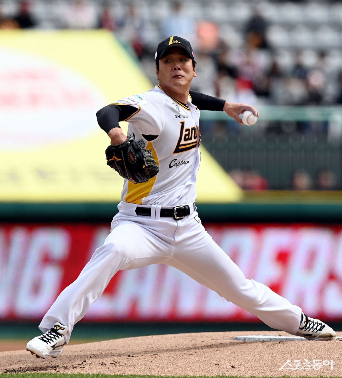 SSG 김광현이 4일 1군 엔트리에서 제외됐다. 이전부터 이숭용 감독과 대화를 나누며 조율한 휴식 일정을 소화한다. 스포츠동아 DB