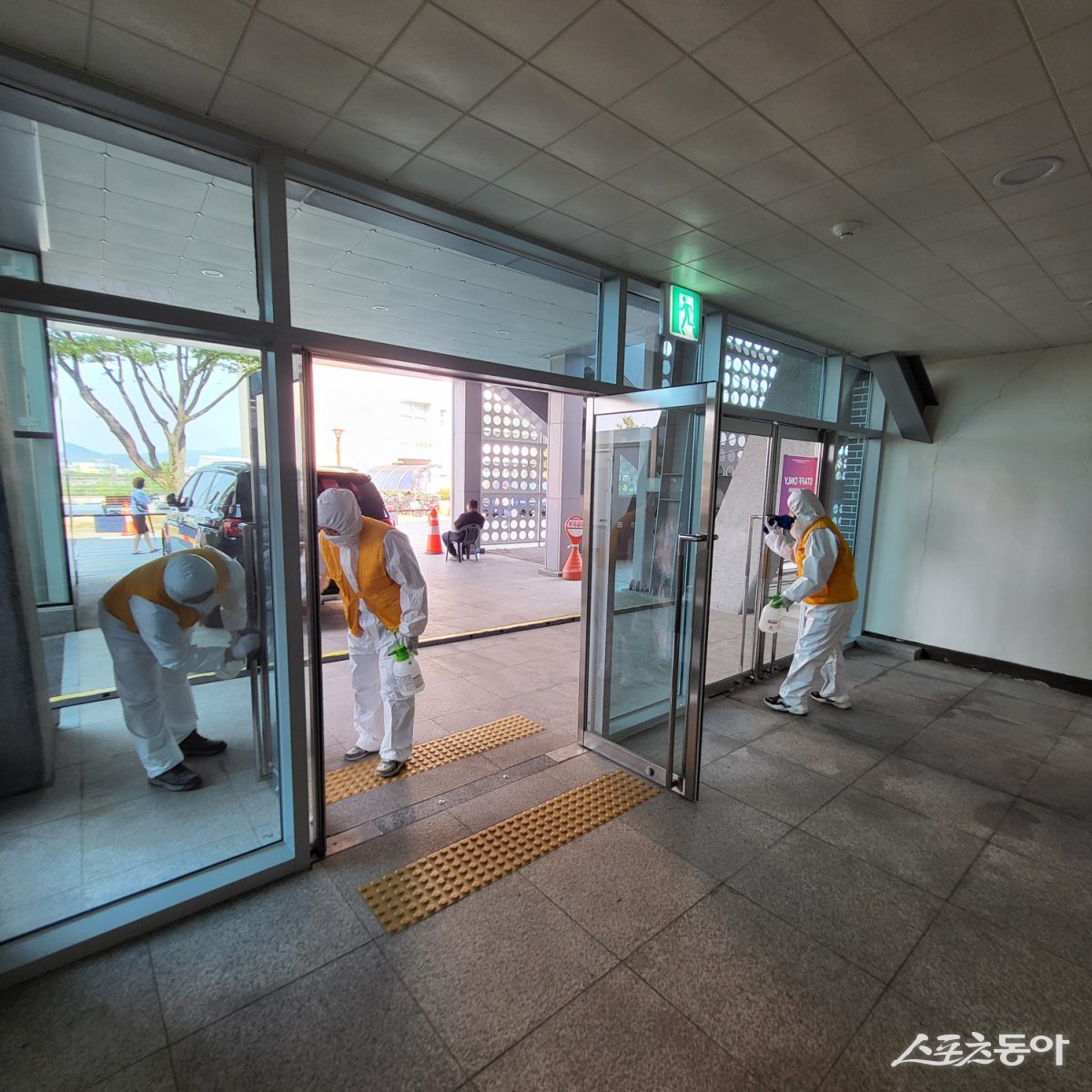 구미시 방역단이 구미시민운동장 입구를 방역하고 있는 광경. 사진제공ㅣ구미시