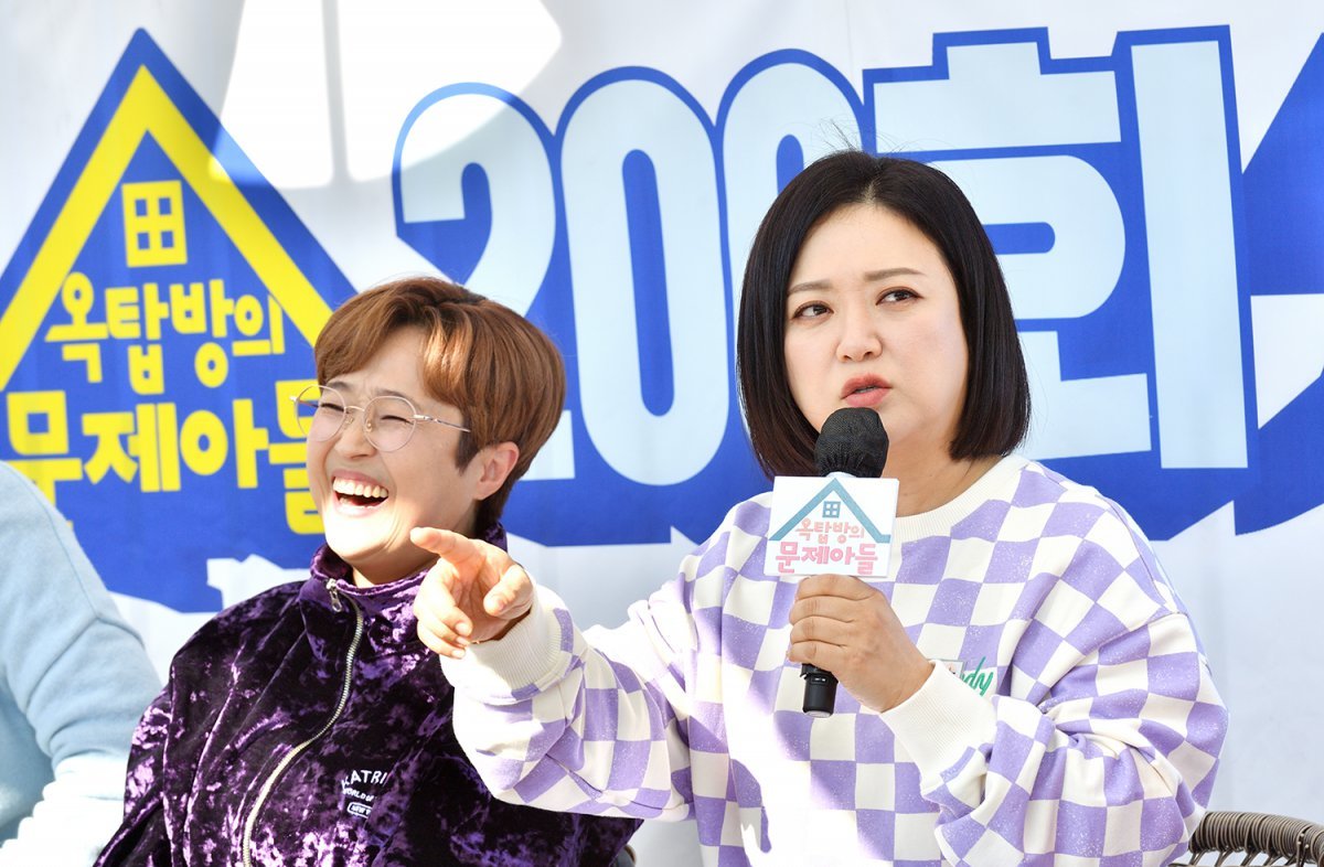 KBS 2TV 예능프로그램 ‘옥탑방의 문제아들’의 주역인 송은이(왼쪽)와 김숙이 18일 서울 서대문구 한 카페 옥탑방에서 진행된 200회 기념 기자간담회에서 취재진의 질문에 답하며 환하게 웃고 있다. 사진제공 | KBS