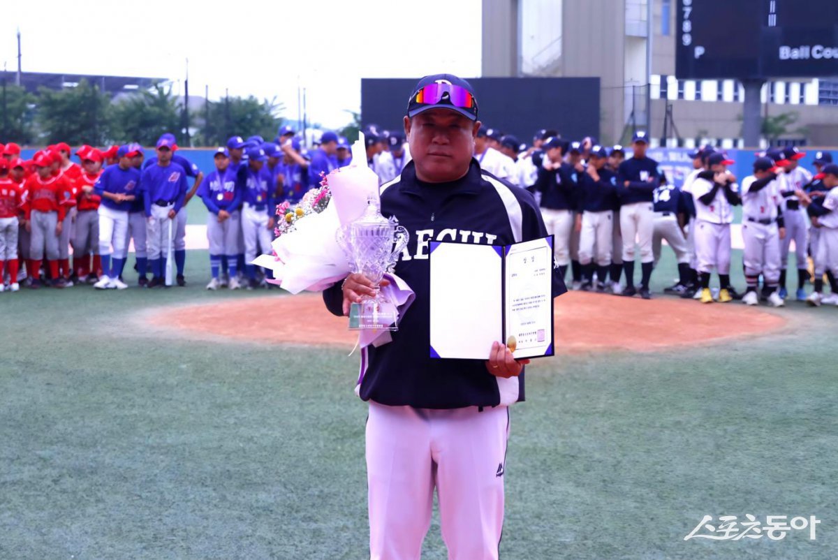 대치중의 2025 화성특례시장배 전국유소년야구대회 U-16 청룡 우승을 이끈 박철홍 감독. 사진제공｜대한유소년야구연맹