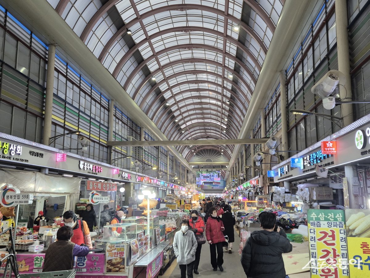 평택시(시장 정장선)는 통복시장이 경기도시장상권진흥원의 2025년 전통시장 특화상품 지원사업 공모에 최종 선정됐다고 4일 밝혔다(시장 전경). 사진제공|평택시