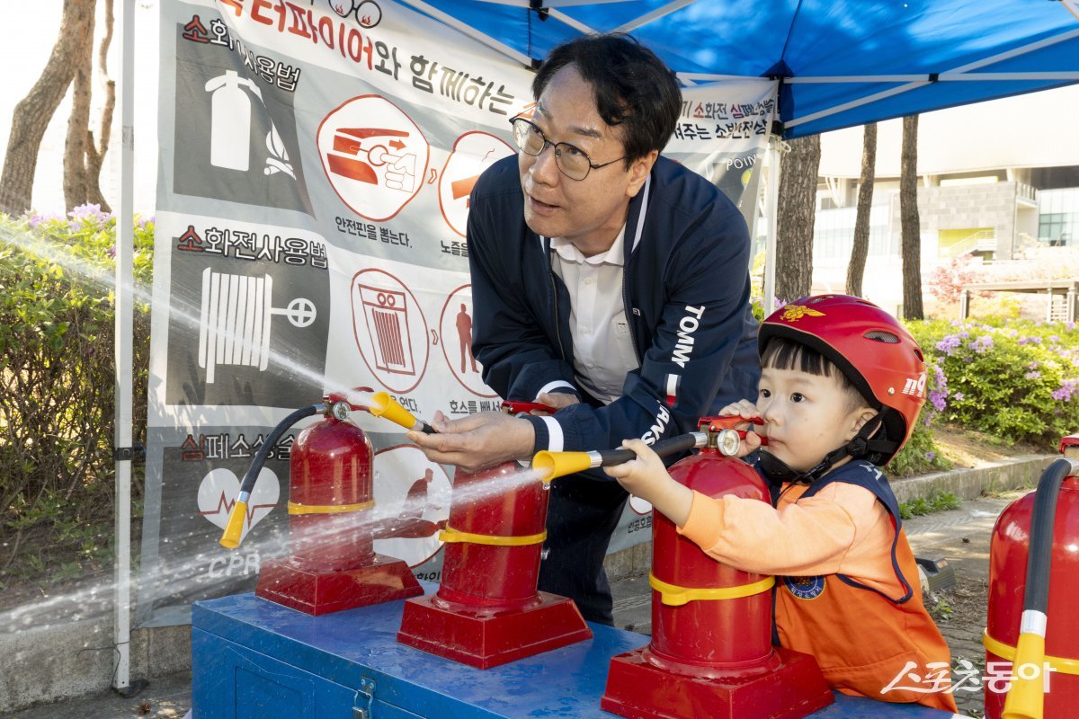 정명근 화성특례시장이 화성특례시 어린이날 영유아가족 어울림축제에서 어린이와 함께 소화기 사용 체험을 하고 있다. 사진제공｜화성시
