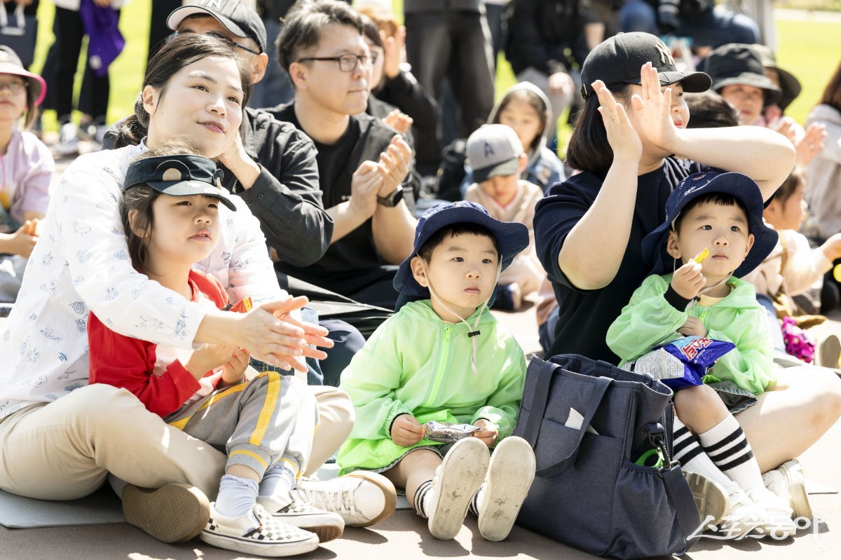 화성특례시 어린이날 영유아가족 어울림축제에서 아동들과 학부모들이 행사를 관람하고 있다. 사진제공｜화성시