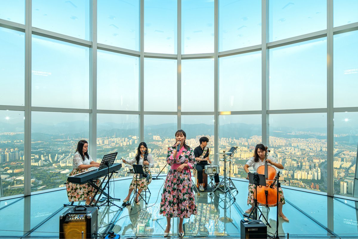 롯데월드타워 전망대 서울스카이의 버스킹 공연 ‘오픈 스테이지 in 서울스카이’    사진제공｜롯데월드