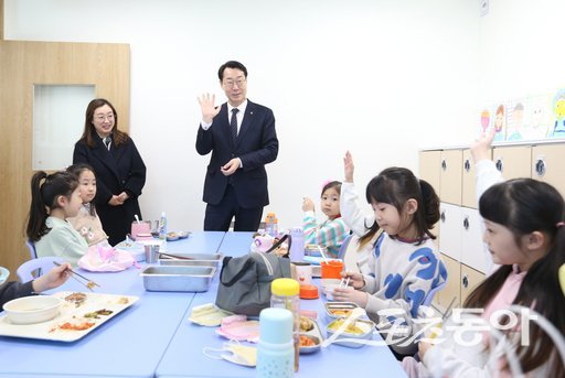 정명근 화성특례시장이 다함께 돌봄센터에 방문해 돌봄현장을 점검하고 있다. 사진제공｜화성시