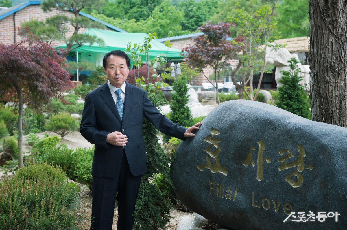 소원을 성취한다는 천연 경관석 앞에 선 조진환 이사장 