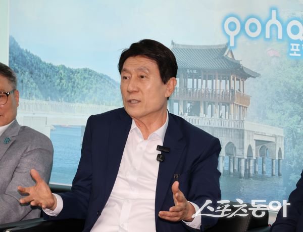 이강덕 포항시장이 4일 시청 브리핑룸에서 기자간담회를 열고 지역경제 활력 회복과 민생 안정을 위한 시정 운영 방향을 밝히고 있다. 사진제공|포항시