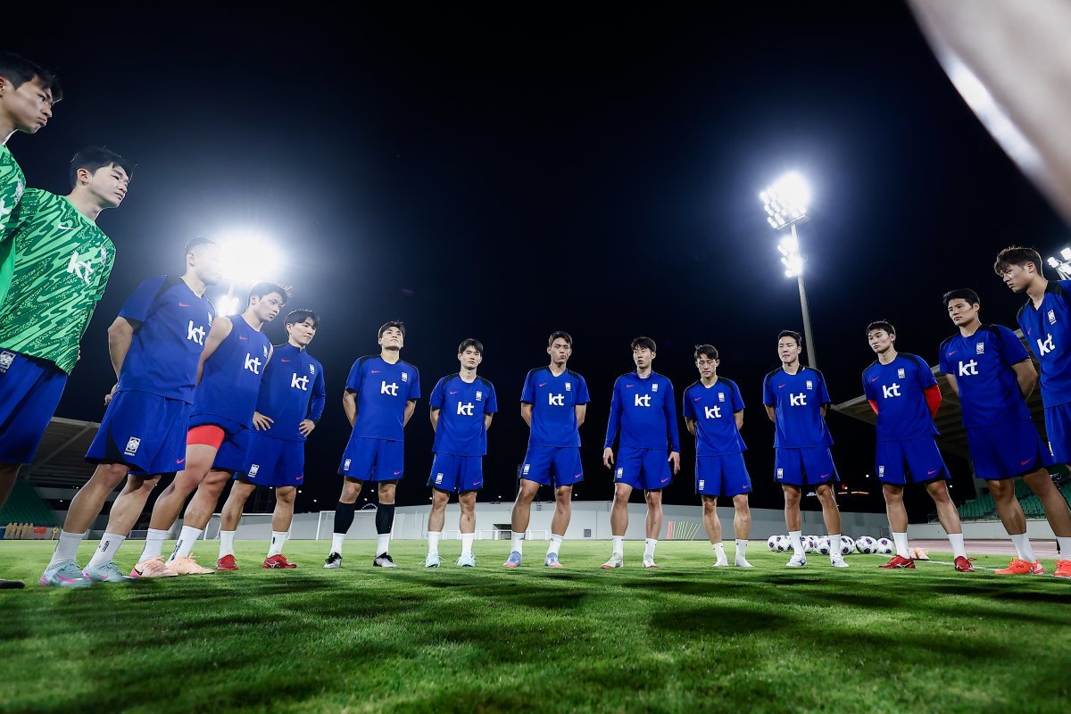 축구대표팀 선수들이 이라크와 2026북중미월드컵 아시아 최종예선 9차전 원정경기를 이틀 앞둔 4일(한국시간) 바스라 알파이하 스타디움에서 훈련에 앞서 가벼운 미팅을 하고 있다. 사진제공｜대한축구협회
