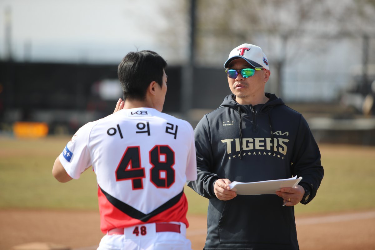 KIA 투수 이의리(왼쪽)는 지난달 말 팔꿈치 염증으로 복귀가 한 차례 지연됐고, 4일 캐치볼을 시작하며 복귀를 다시 준비한다. 사진제공|KIA 타이거즈