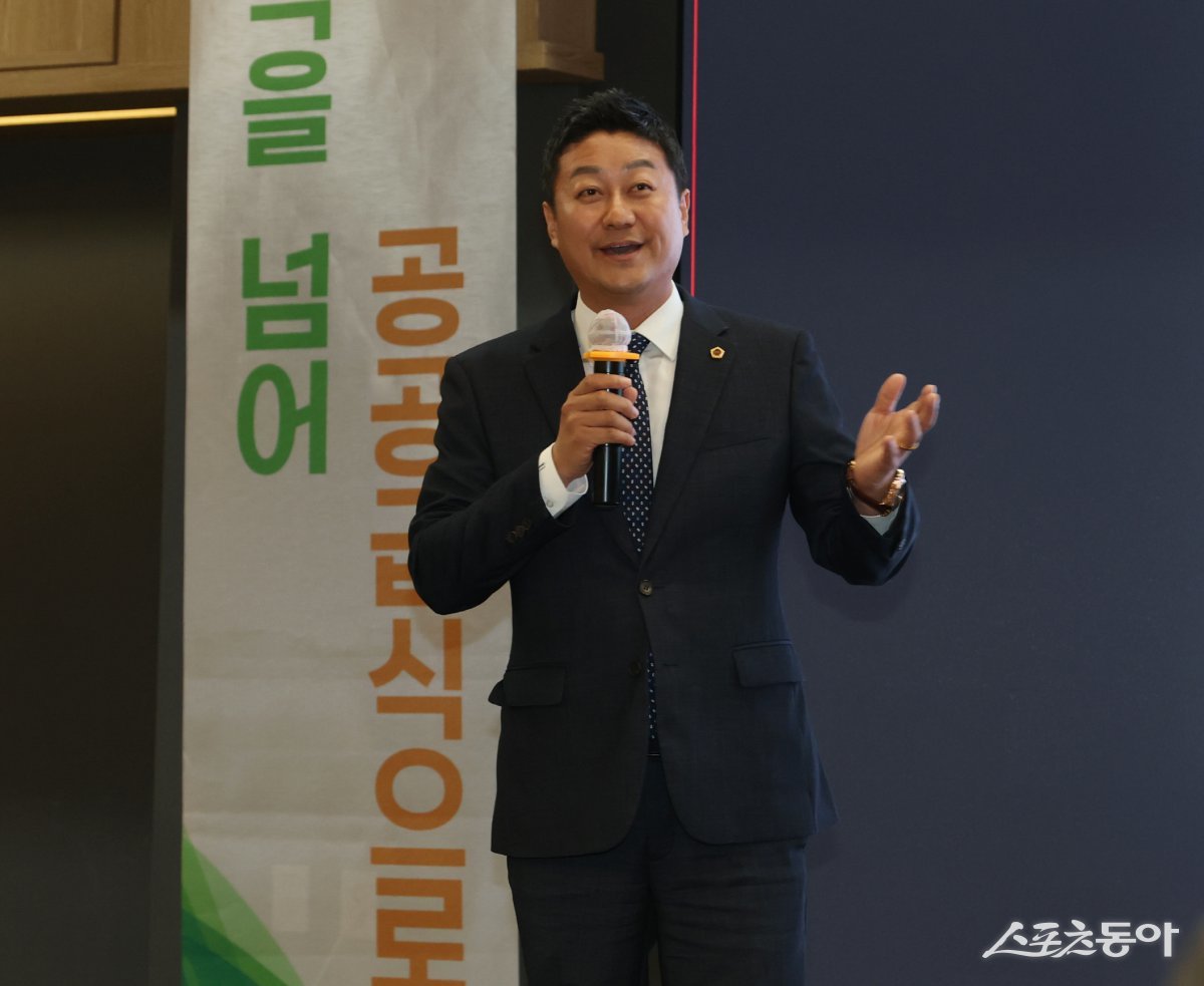 김진경 경기도의회 의장(더불어민주당, 시흥3)이 지난 4일 오후 서울대 시흥캠퍼스에서 열린 ‘시흥시 친환경 학교급식 페스타’ 기념식에 참석해 학교급식의 공공성과 기후친화적 전환의 중요성을 강조했다. 사진제공|경기도의회