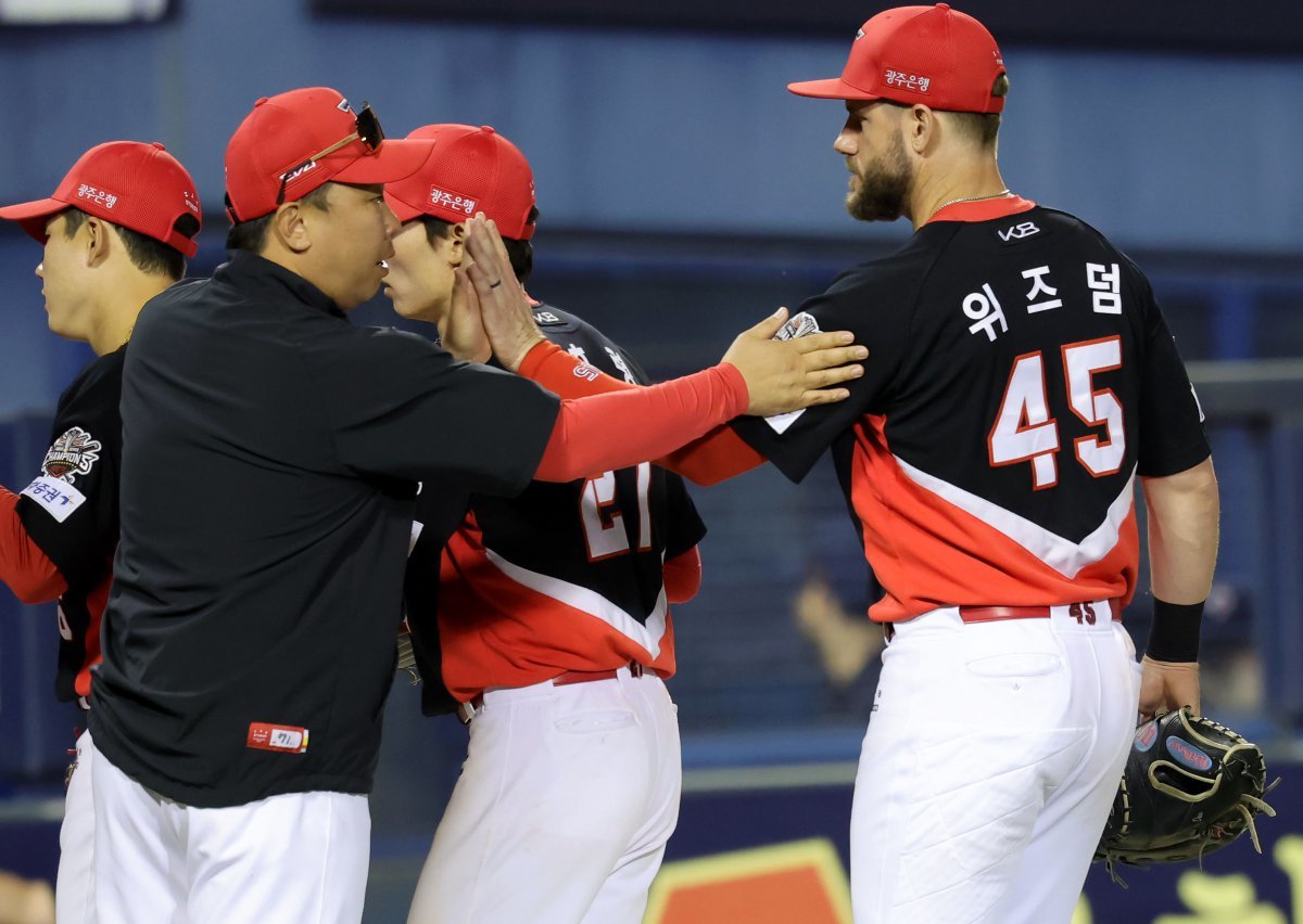 KIA 위즈덤(45번)은 4일 잠실 두산전에서 6번타자 3루수로 선발 출전해 5타수 3안타(1홈런) 3타점 2득점을 기록했다. 결승포와 KBO리그 첫 두자릿수 홈런을 기록했다. 잠실｜뉴시스