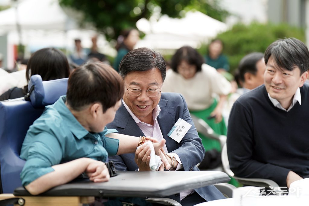 신상진 성남시장(가운데)이 4일 ‘제17회 소망재활원 뜨락음악회’에서 소망재활원 거주자와 담소를 나누고 있다. 사진제공ㅣ성남시
