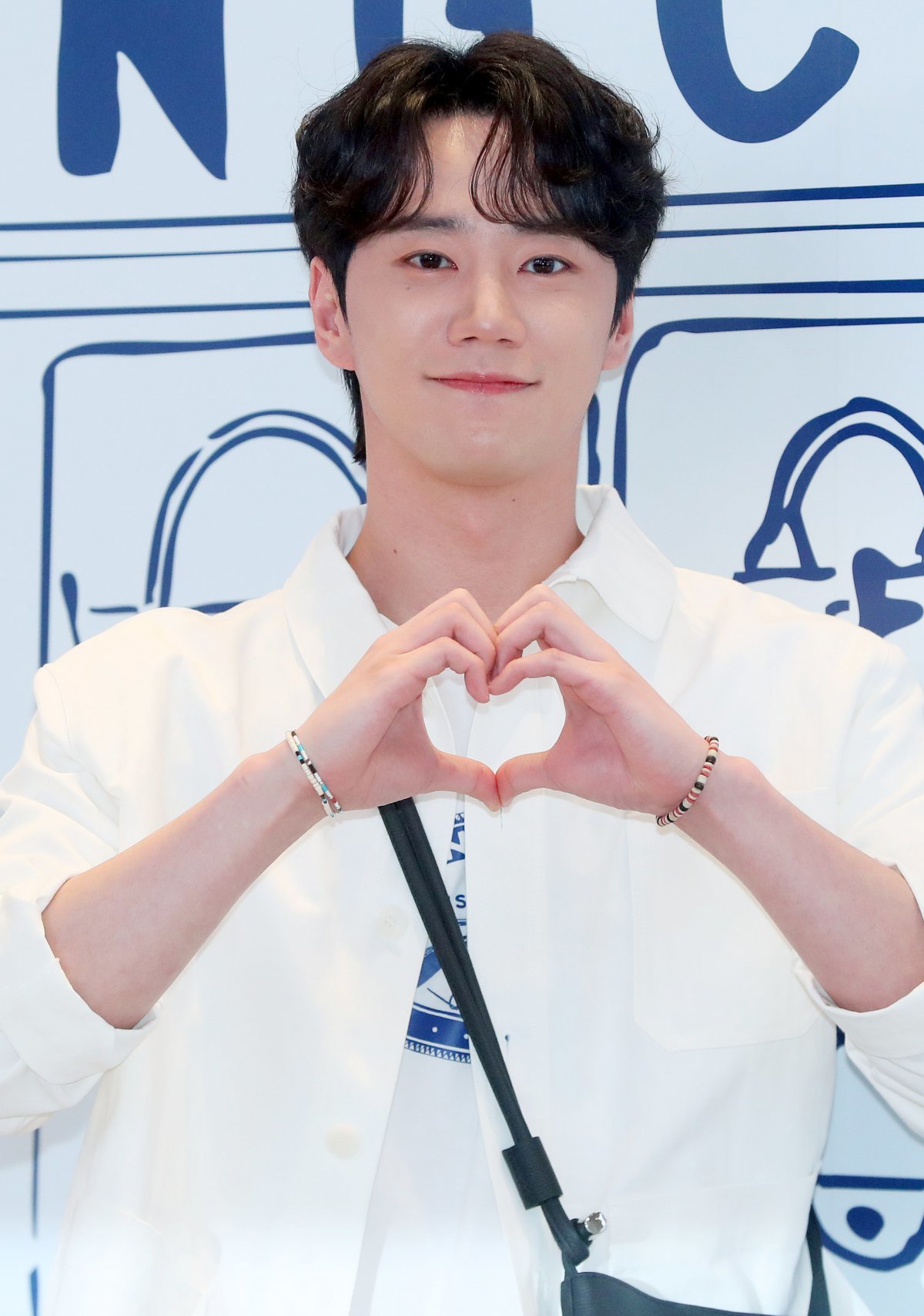 [서울=뉴시스] 김혜진 기자 = 배우 이준영이 4일 오전 서울 서초구 신세계백화점 강남점에서 열린 프랑스 브랜드 롱샴 팝업 기념 포토행사에서 포즈를 취하고 있다. 2025.06.04. jini@newsis.com